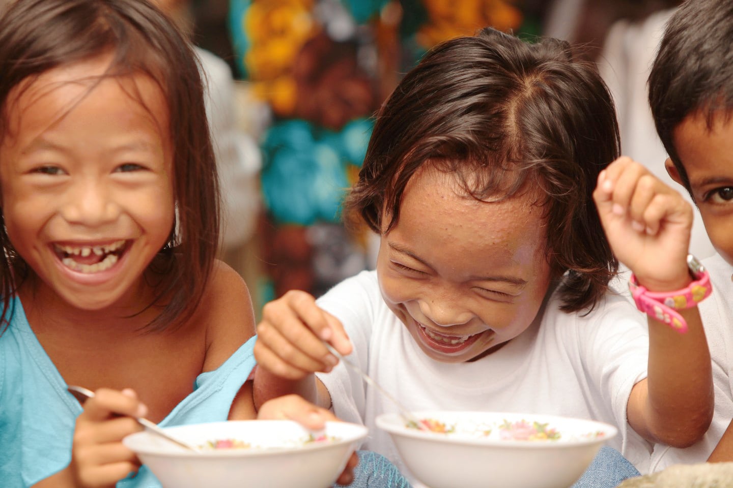 Phillipino children eating